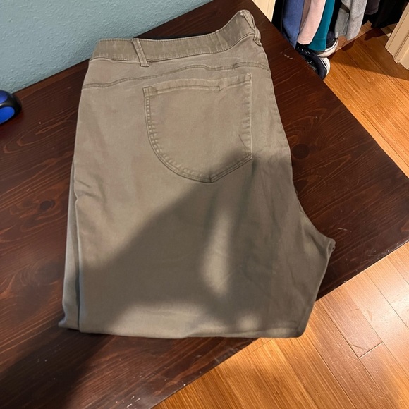 Democracy cropped pants in Olive.​ - Picture 2 of 4